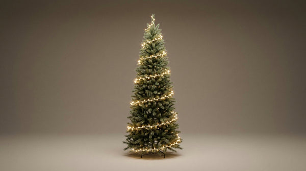 Guirlande lumineuse sur un sapin : la méthode pas à pas