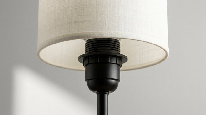 Fixer un abat-jour sur une douille de plafond : le guide