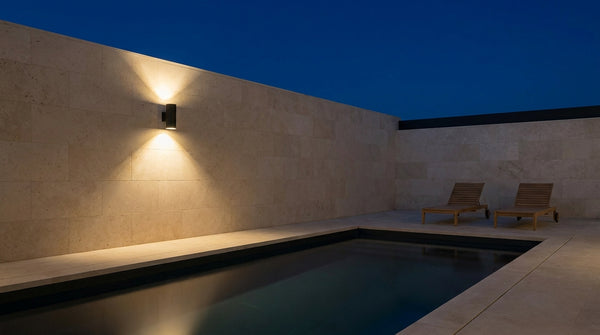 Éclairage autour d'une piscine : les 3 couches qui changent tout