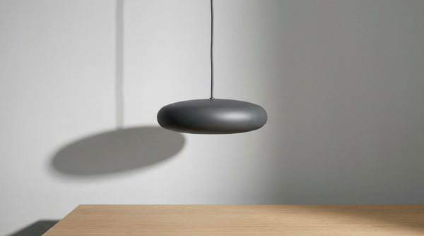Luminaire gris : choisir la teinte et la hauteur par pièce