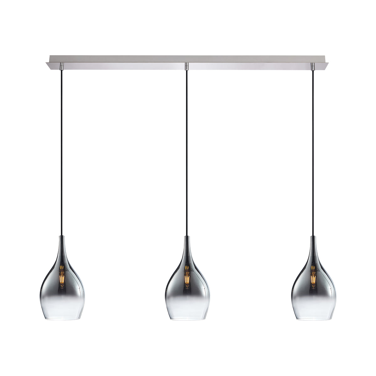 Vue de face du luminaire suspendu, trois abat-jours en verre alignés sous barre chromée