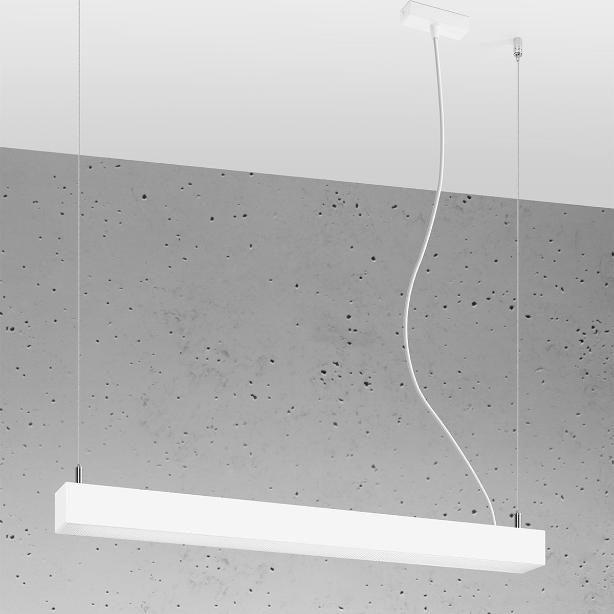 Vue en situation du bandeau blanc suspendu devant un mur en béton brut gris