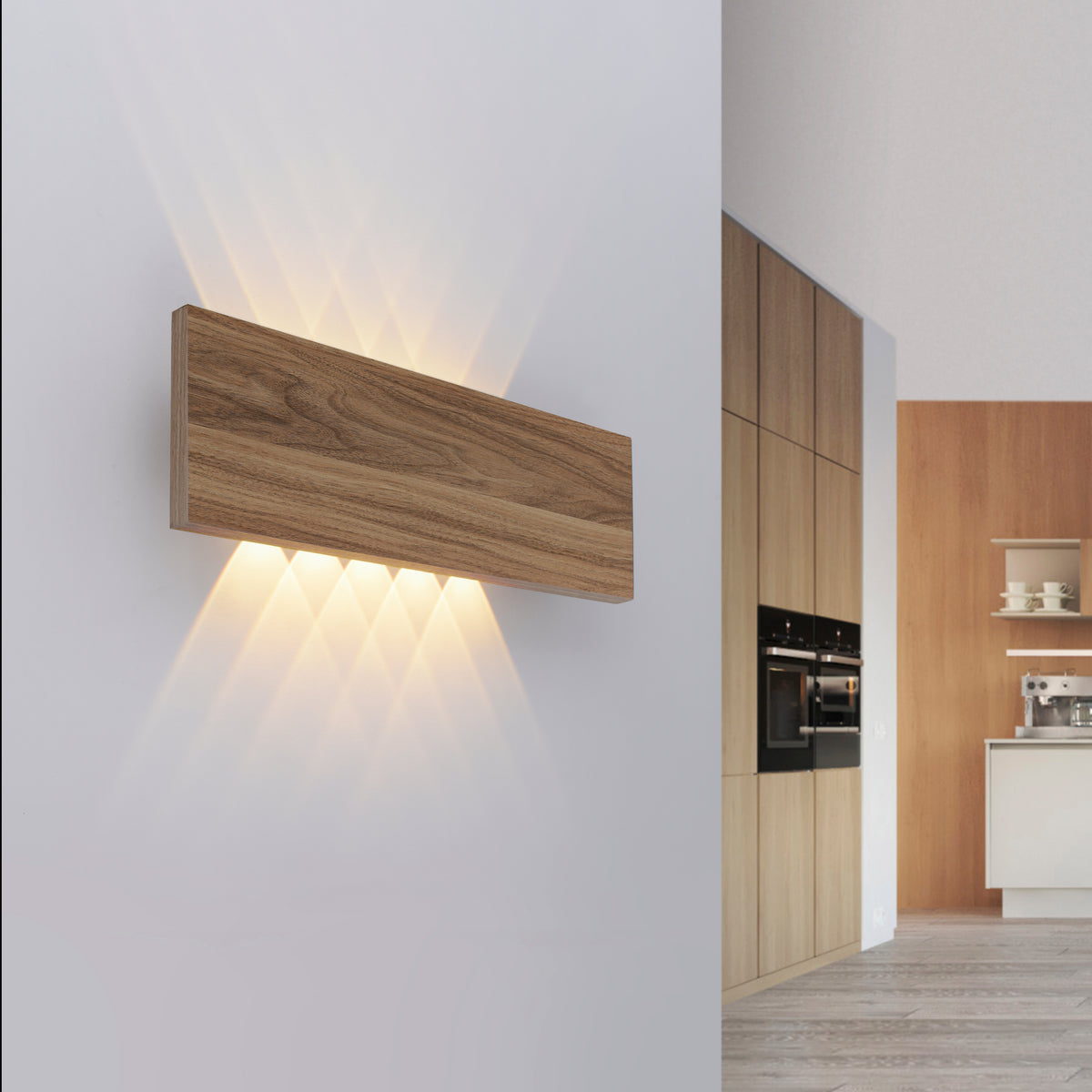 Mise en ambiance cuisine : applique allumée sur mur blanc devant meubles en bois