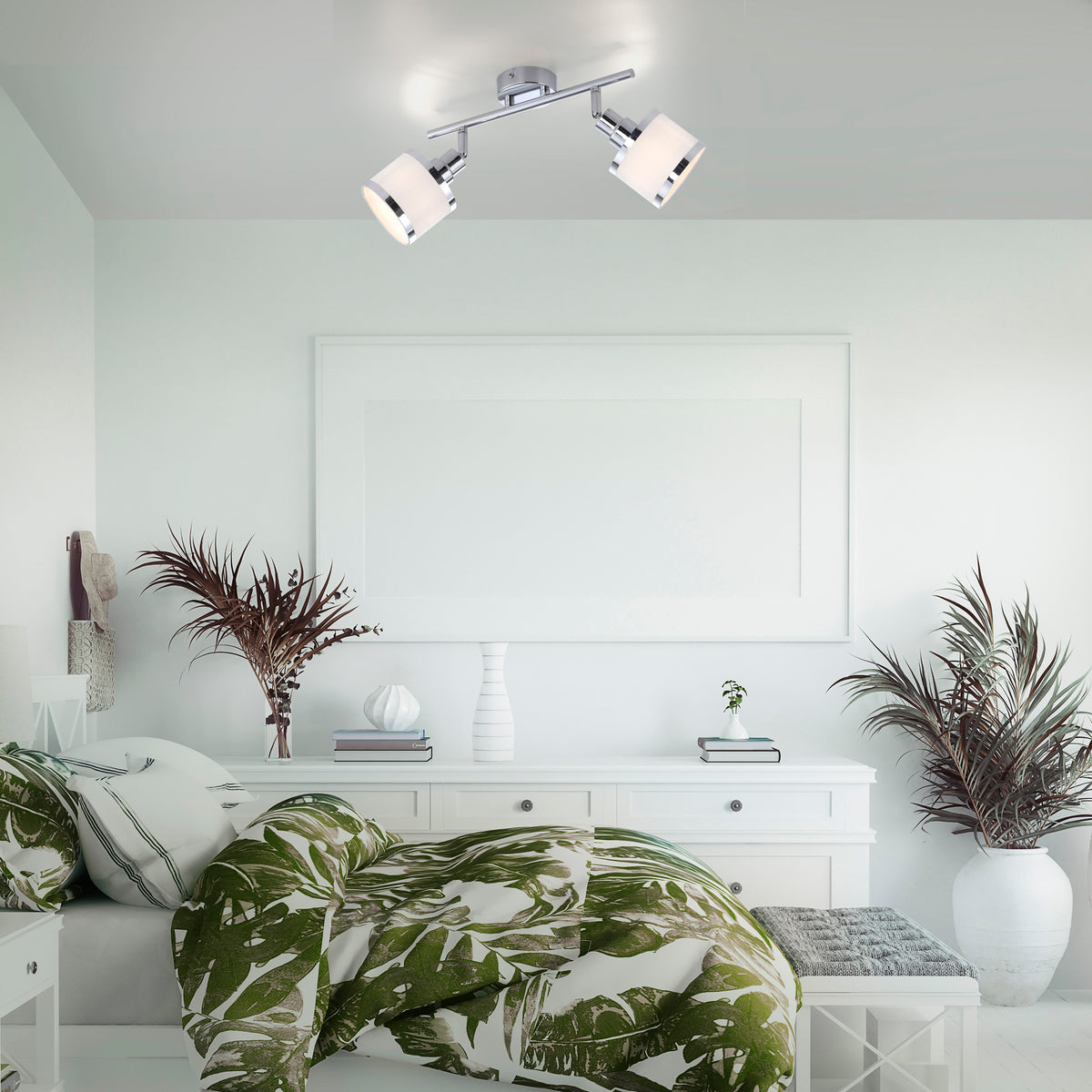 Plafonnier deux lumières chromé installé au plafond d'une chambre blanche, lit à motifs végétaux.