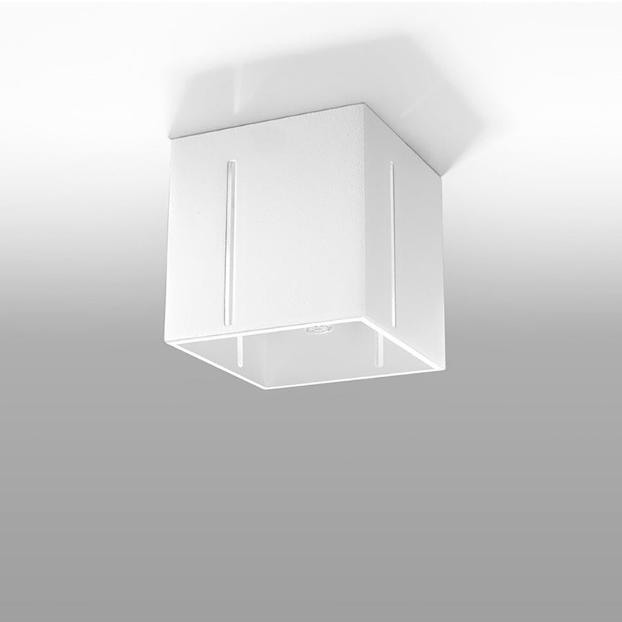 Plafonnier blanc installé au plafond, légèrement incliné, sur fond gris dégradé.