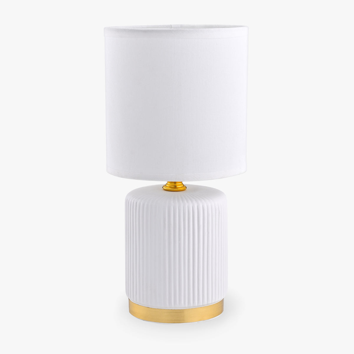Lampe à poser blanche de face, abat-jour cylindrique et base cannelée dorée