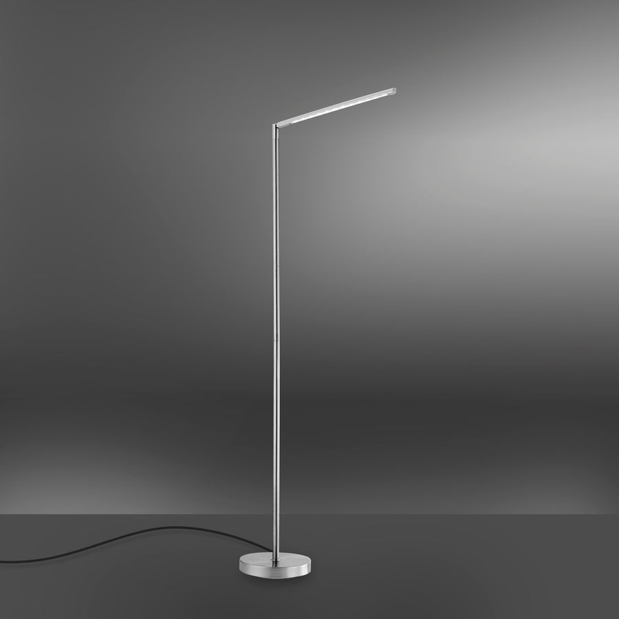 Lampadaire argenté sur fond dégradé gris, câble noir visible au sol.