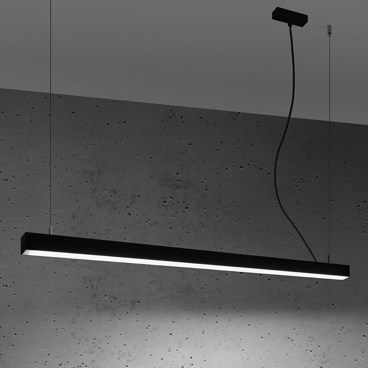 Vue en ambiance sombre du luminaire linéaire suspendu au plafond