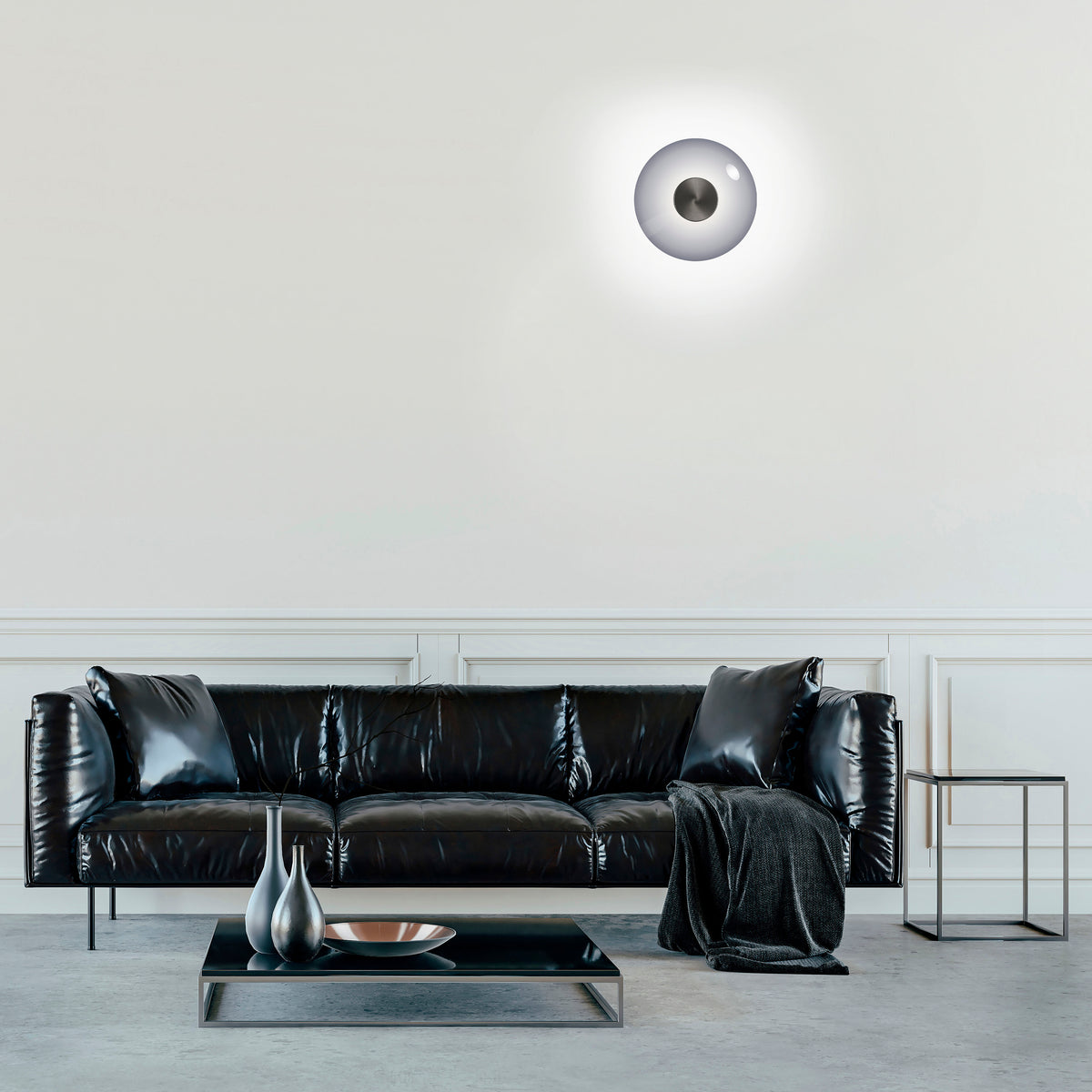 Mise en ambiance murale au-dessus d'un canapé en cuir noir