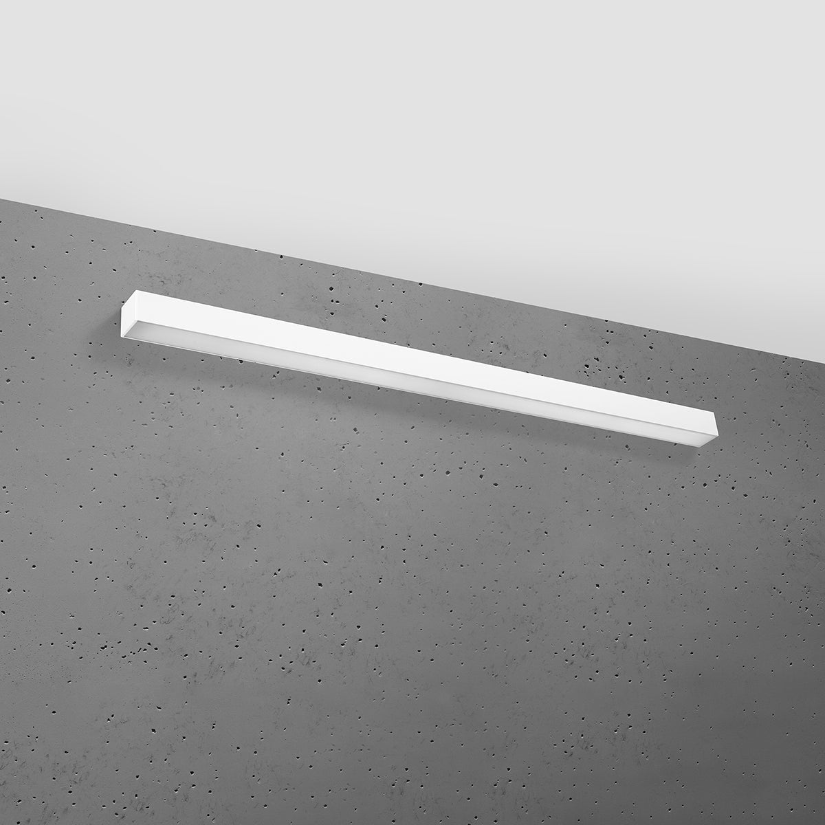 Luminaire blanc fixé au mur en béton brut, éteint, vue de trois quarts