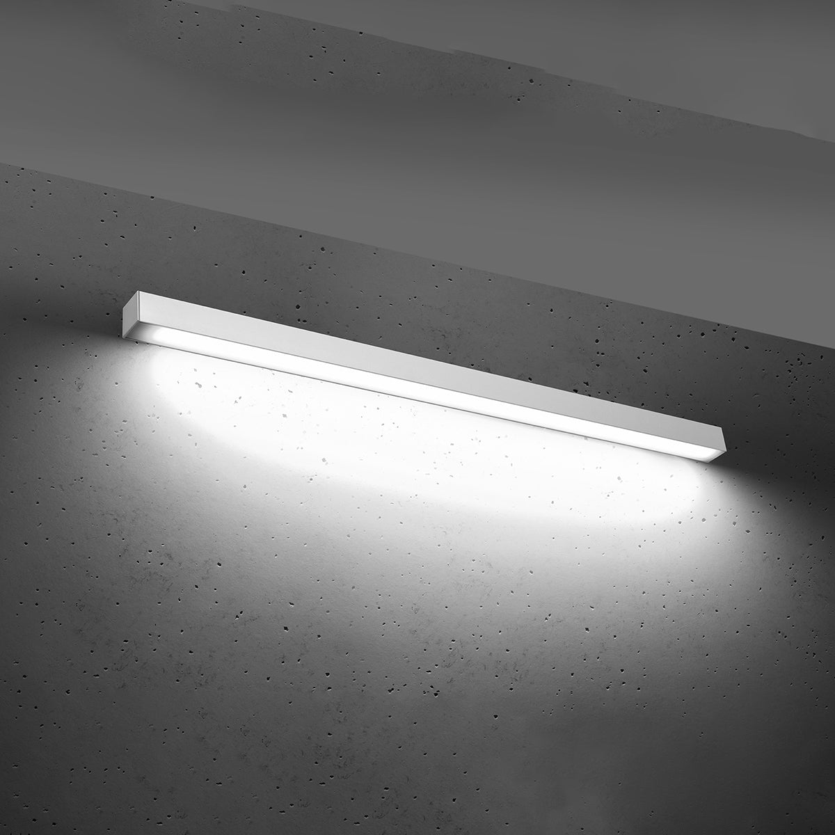 Applique allumée diffusant un halo de lumière blanche vers le bas sur le mur