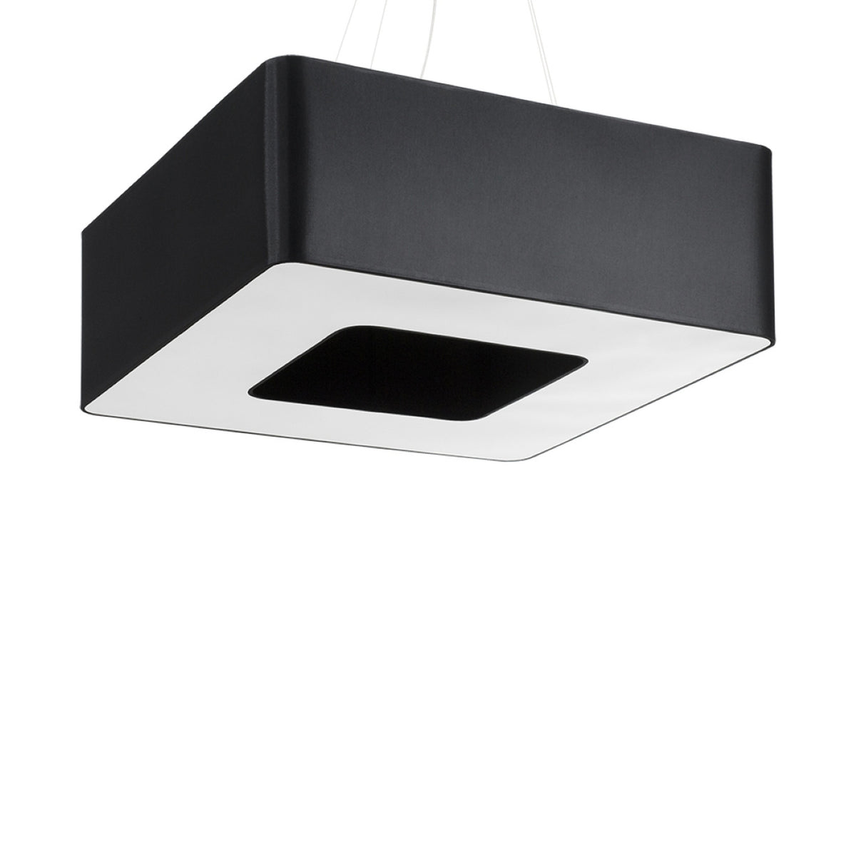 Lustre suspendu noir carré, vue de trois quarts sur fond blanc, abat-jour noir et diffuseur blanc.