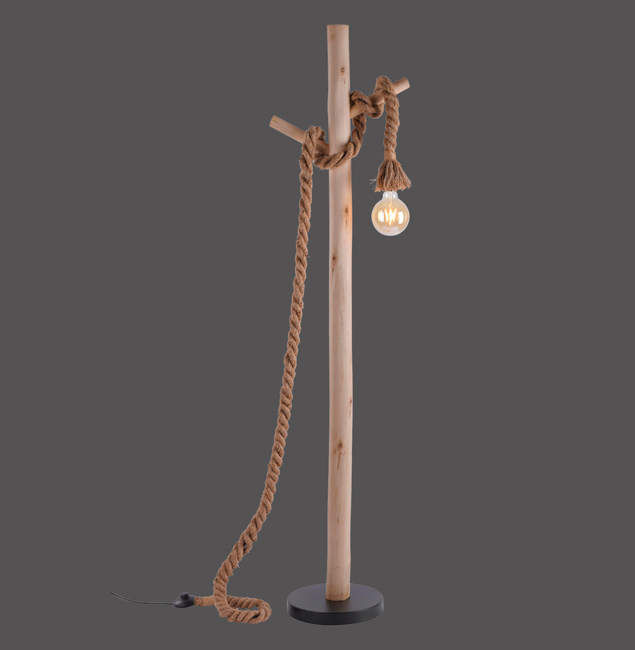 Lampadaire en bois clair avec corde marron et ampoule globe allumée, fond gris.