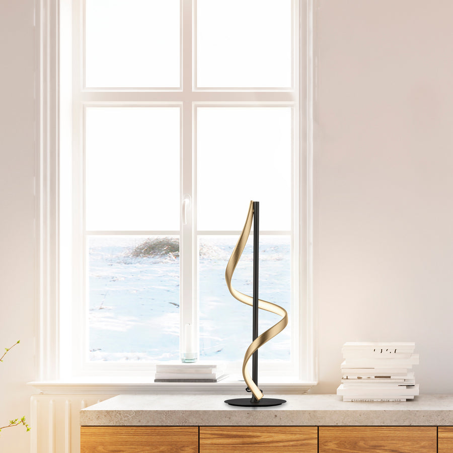 Lampe à poser sur un rebord de fenêtre, éclairant une pièce lumineuse.
