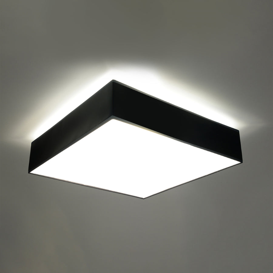 Même plafonnier allumé au plafond, lumière blanche et halo diffus autour.