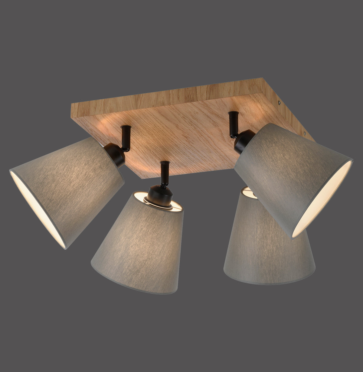 Plafonnier en bois clair avec quatre abat-jours coniques orientables, vu de trois quarts.