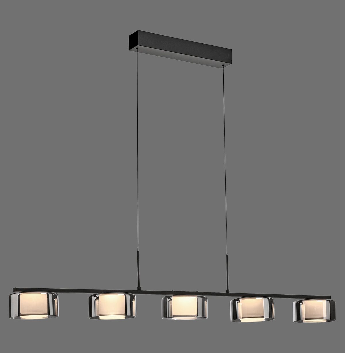 Suspension noire à cinq diffuseurs cylindriques en verre fumé, vue de face sur fond gris