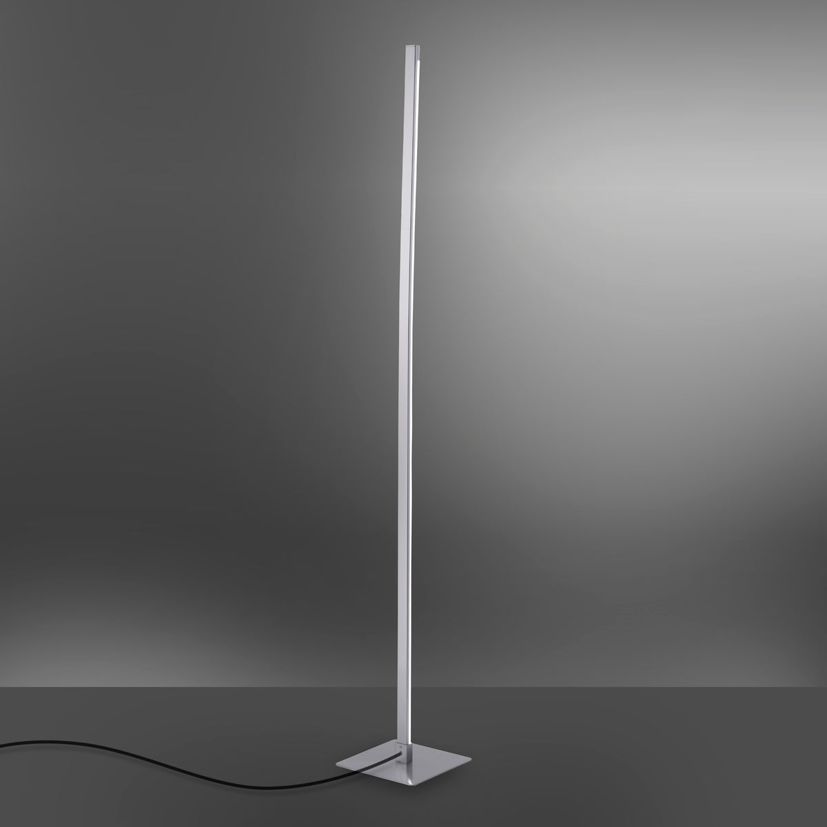 Vue du lampadaire et de son câble d'alimentation au sol sur fond sombre.