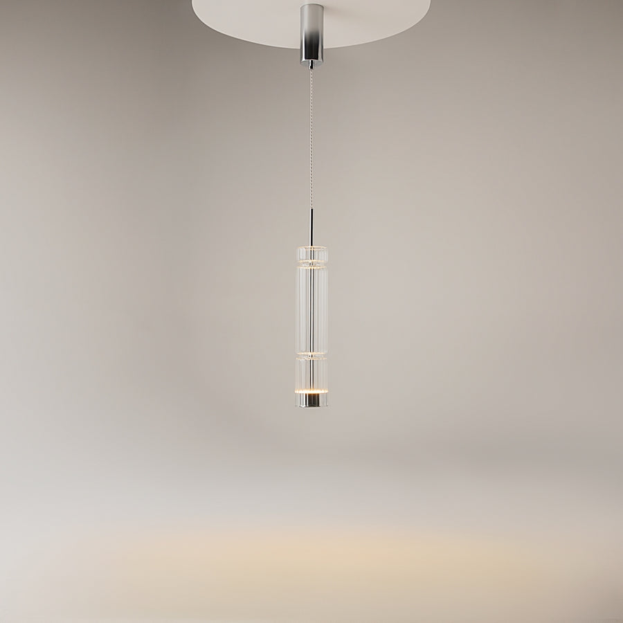 Suspension installée au plafond, halo de lumière chaude dans une pièce