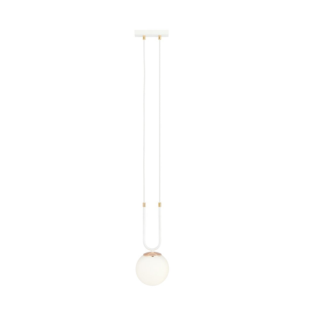 Suspension blanche de face sur fond blanc, câble en boucle et globe opale