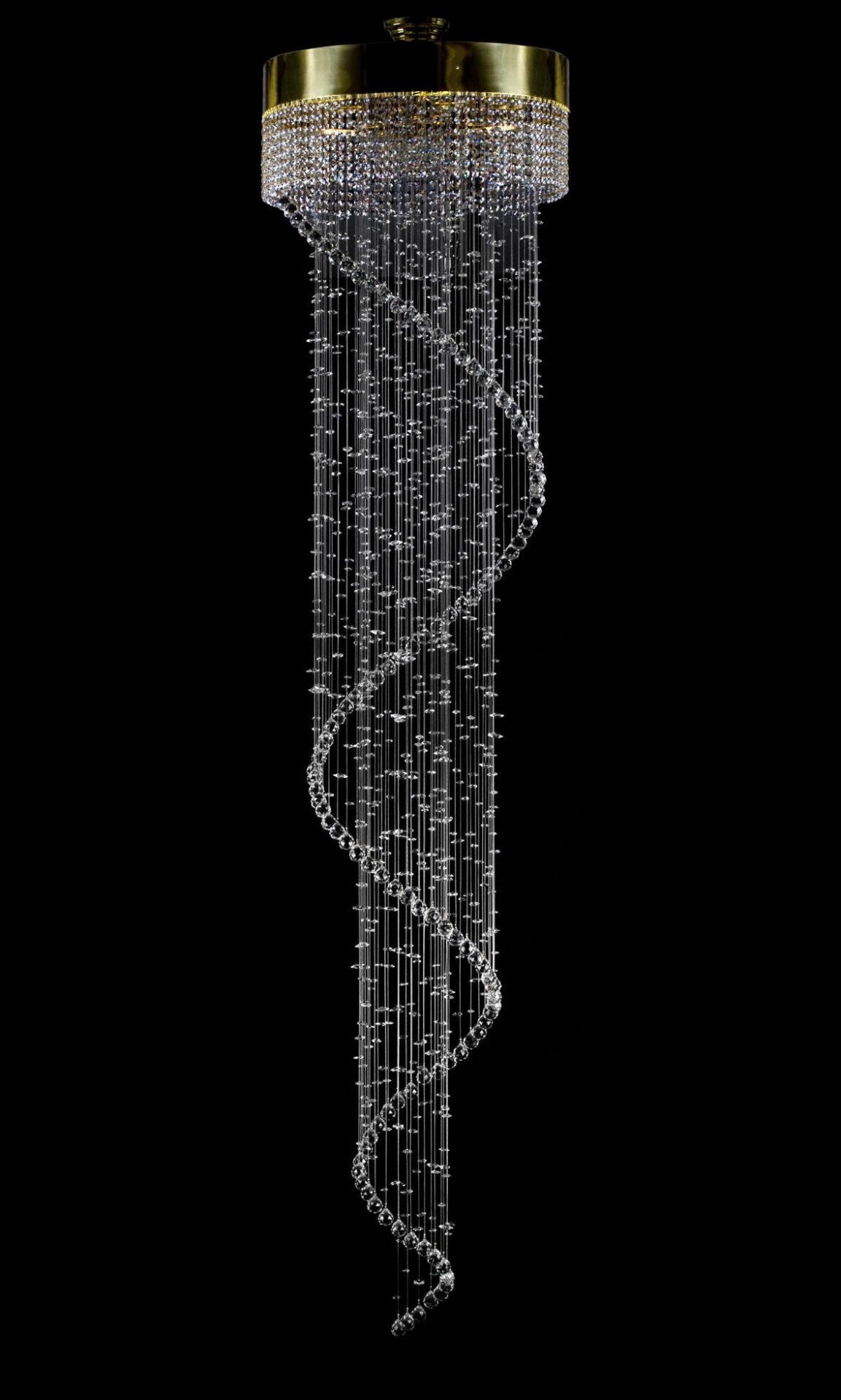 Vue de face sur fond noir, couronne dorée et longue spirale de cristal