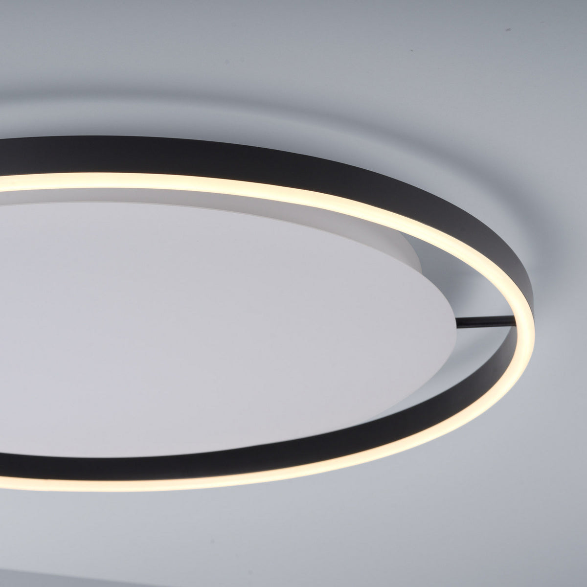 Détail rapproché de l’anneau anthracite et de la lumière LED périphérique chaude.