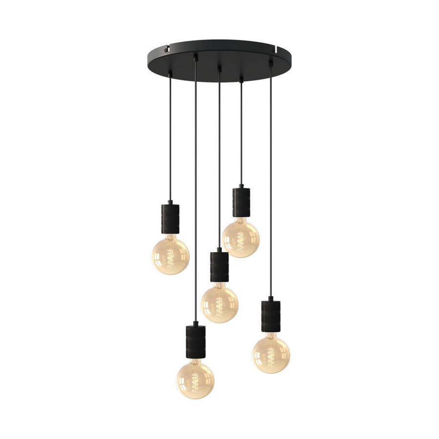Suspension noire à cinq lumières avec ampoules visibles et câbles de hauteurs différentes.