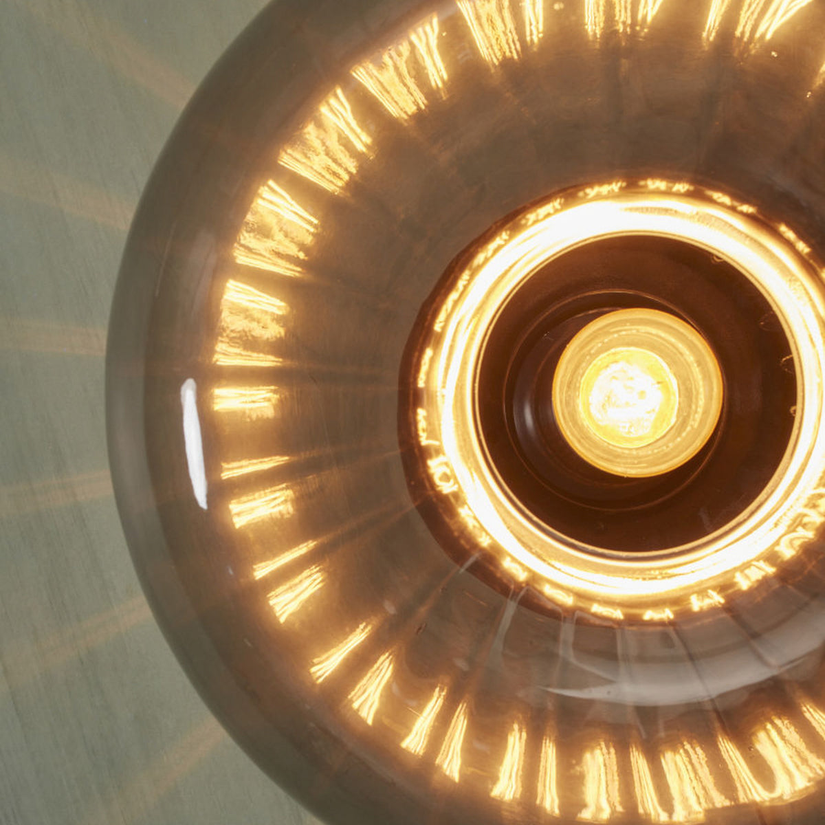 Détail rapproché du verre fumé et des reflets lumineux en éventail