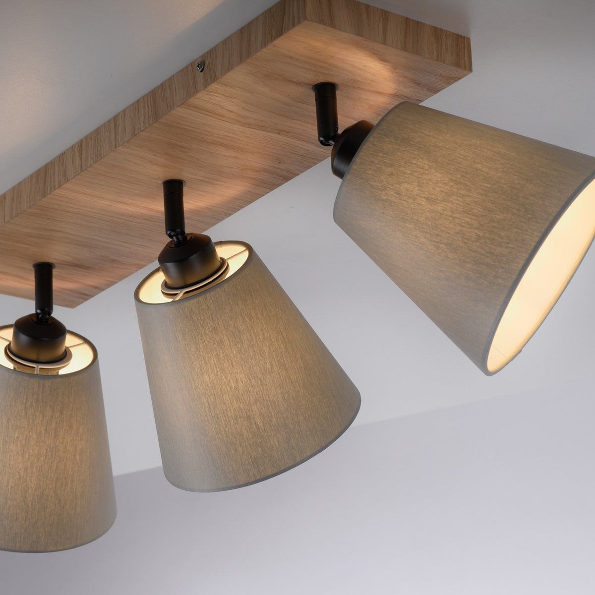 Détail rapproché de la base en bois et des douilles noires orientables