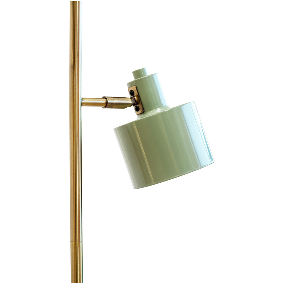Gros plan sur l’articulation en laiton et l’abat-jour cylindrique vert orientable.