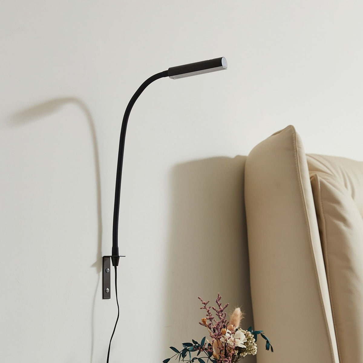 Applique murale LED Flexola en métal, noir, hauteur 58 cm