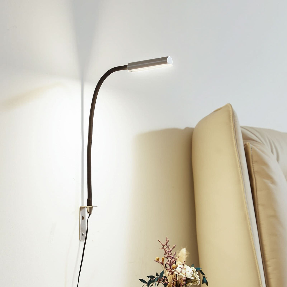 Applique murale LED Flexola en métal, nickel et noir, hauteur 58 cm, 3000 K, 4 W, largeur 3,5 cm