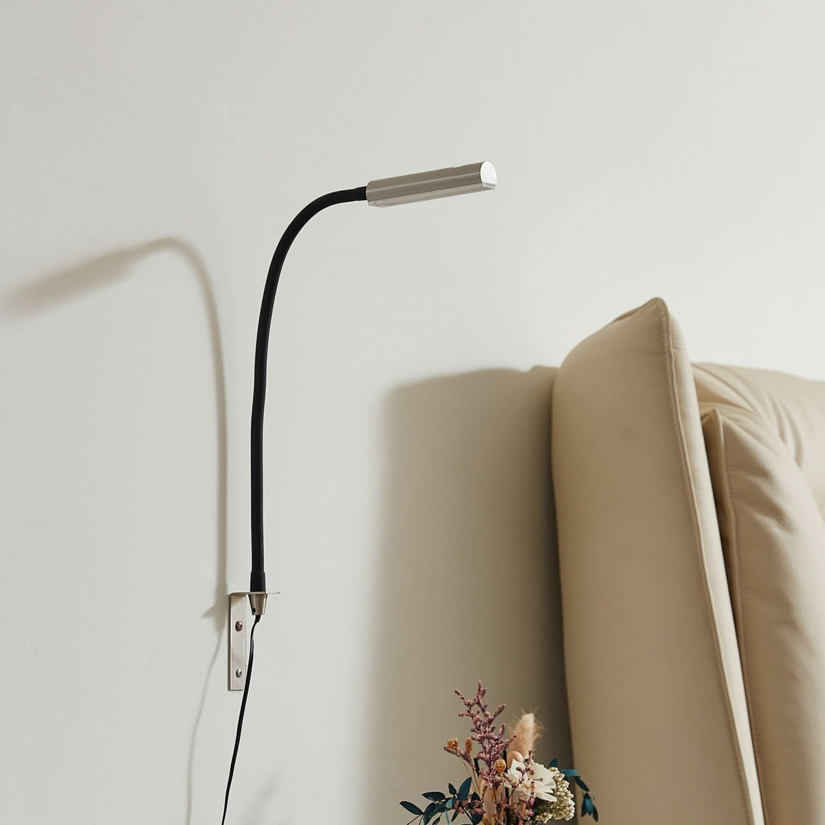 Applique murale LED Flexola en métal, nickel et noir, hauteur 58 cm, 3000 K, 4 W, largeur 3,5 cm