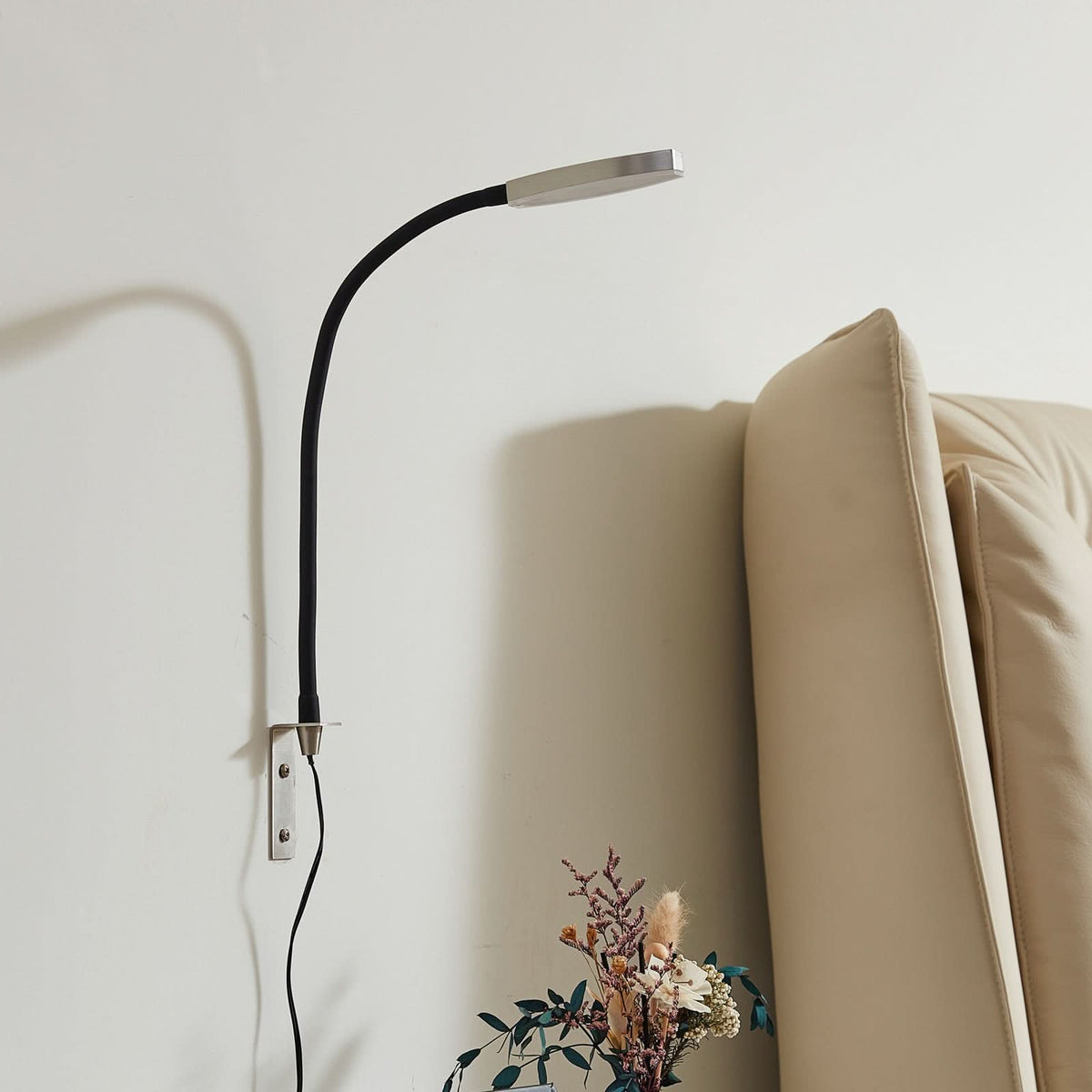 Applique murale LED Flexola en métal, nickel et noir, hauteur 58 cm, 3000 K, 4 W, largeur 3,5 cm, modèle 2