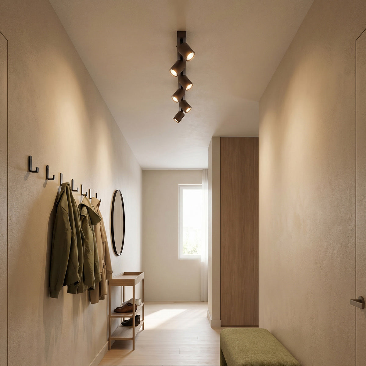 Mise en ambiance dans un couloir clair, luminaire fixé au plafond.