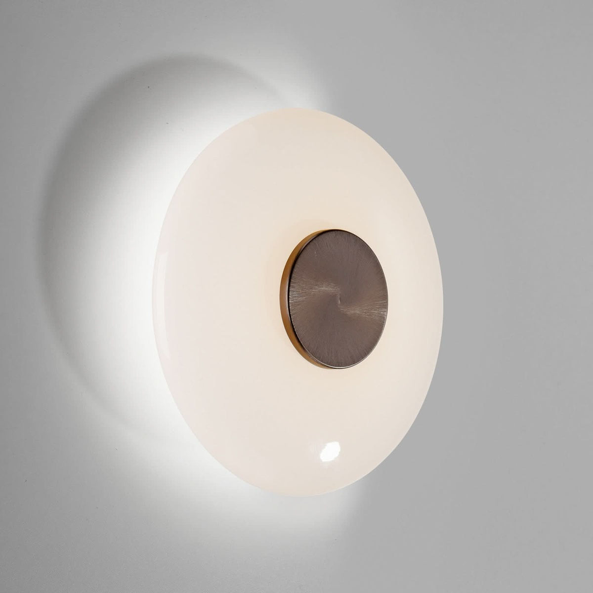 Applique murale LED Vitrum en verre, marron et blanc satiné, Ø 22 cm
