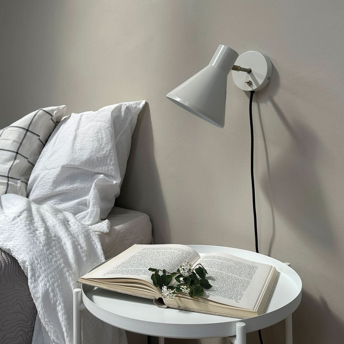 Applique murale Sleep en acier, blanc, hauteur 17 cm