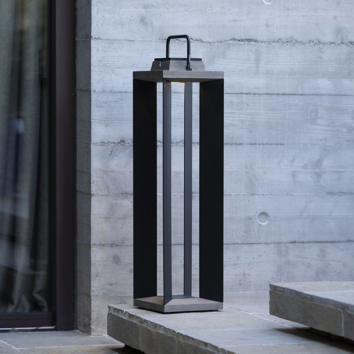 Lampe solaire d'extérieur LED Teckalu en aluminium, noir et teck, hauteur 90 cm