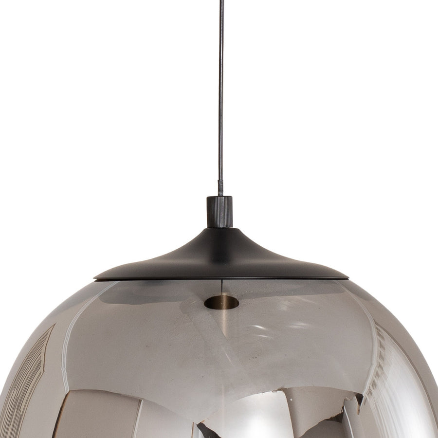 Gros plan du haut du globe fumé, de la bague et du câble noir.