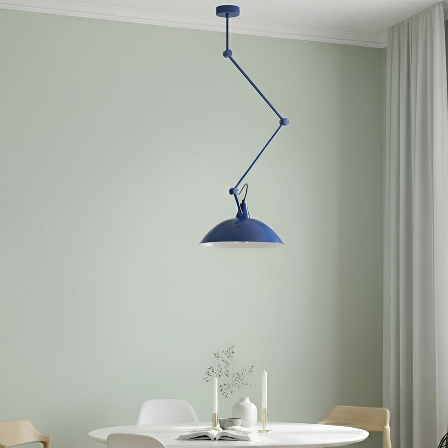 Suspension bleue articulée au-dessus d'une table blanche dans une salle à manger