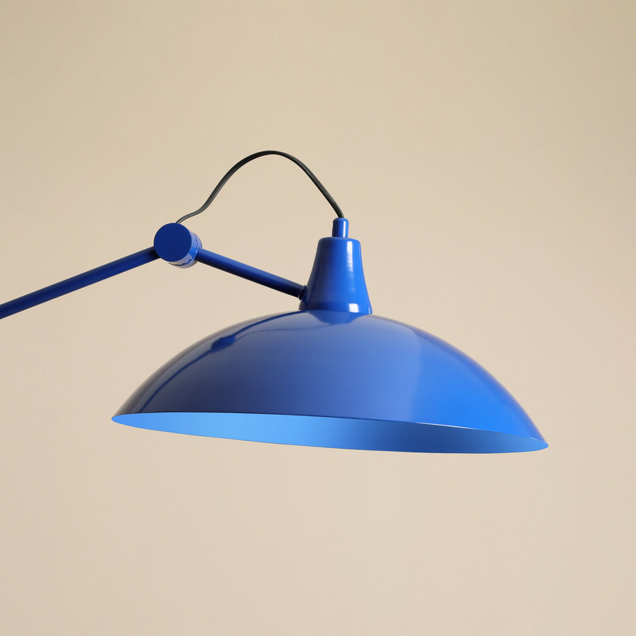 Détail de l'abat-jour bombé bleu et de sa fixation conique