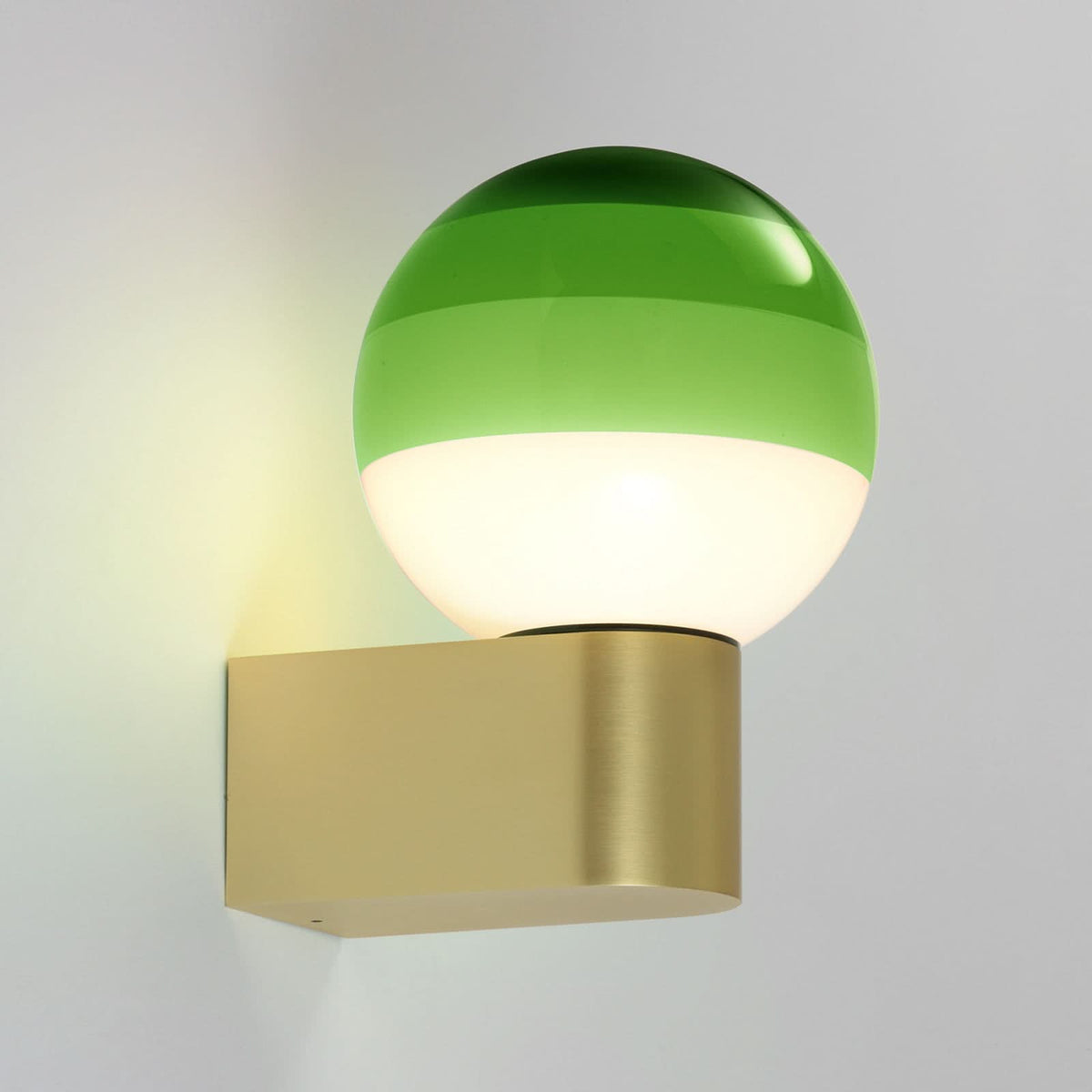 Applique murale LED Dipping Light A1 en verre, vert et laiton, Ø 12,5 cm