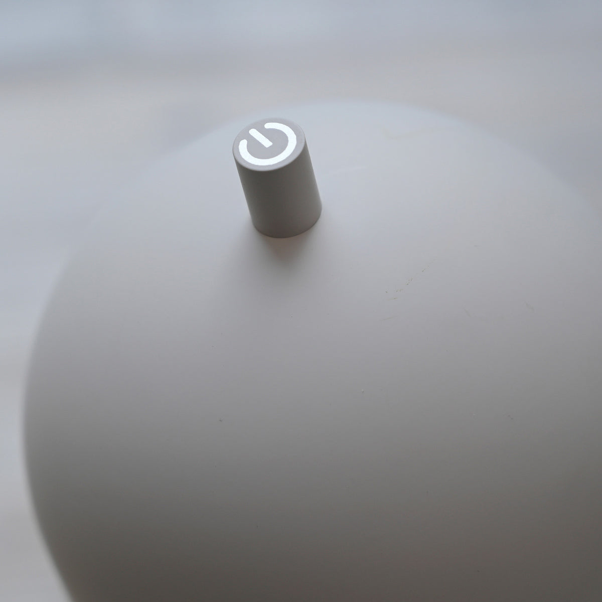Lampadaire d'extérieur LED rechargeable Bellis en métal, sable, Ø 13 cm, IP54