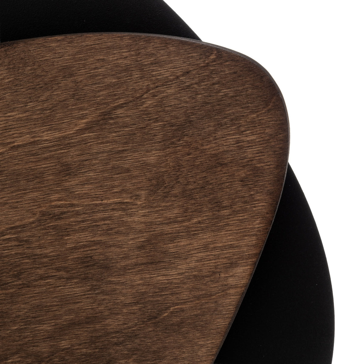 Détail rapproché de la finition bois texturée et du bord noir mat.