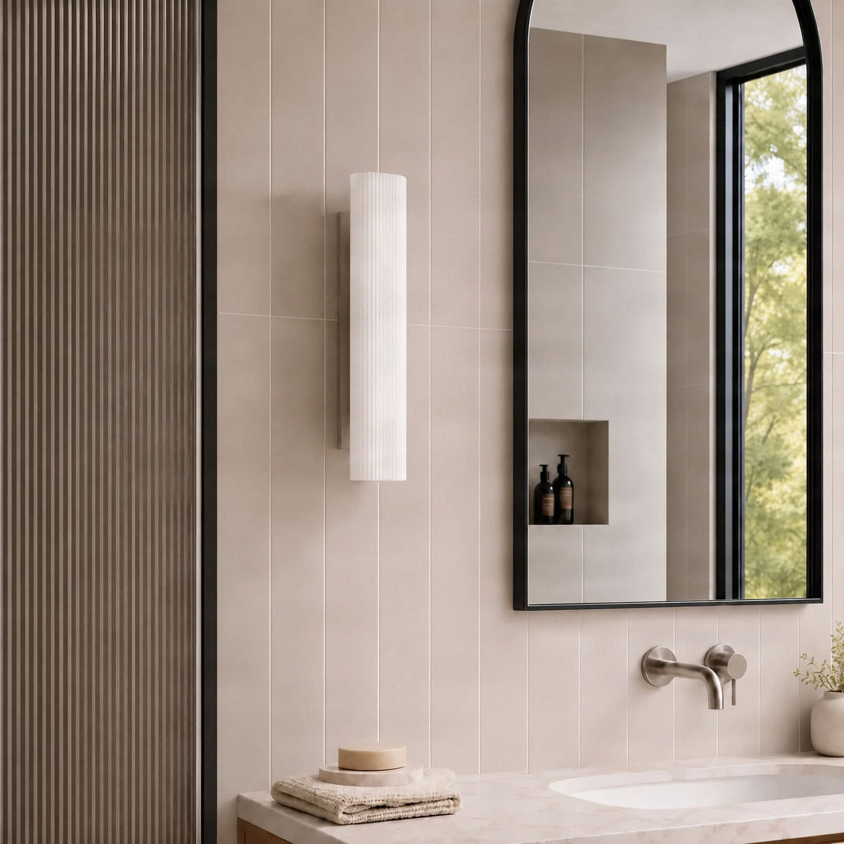 Applique murale LED Victoire en verre, blanc, hauteur 50 cm, IP44
