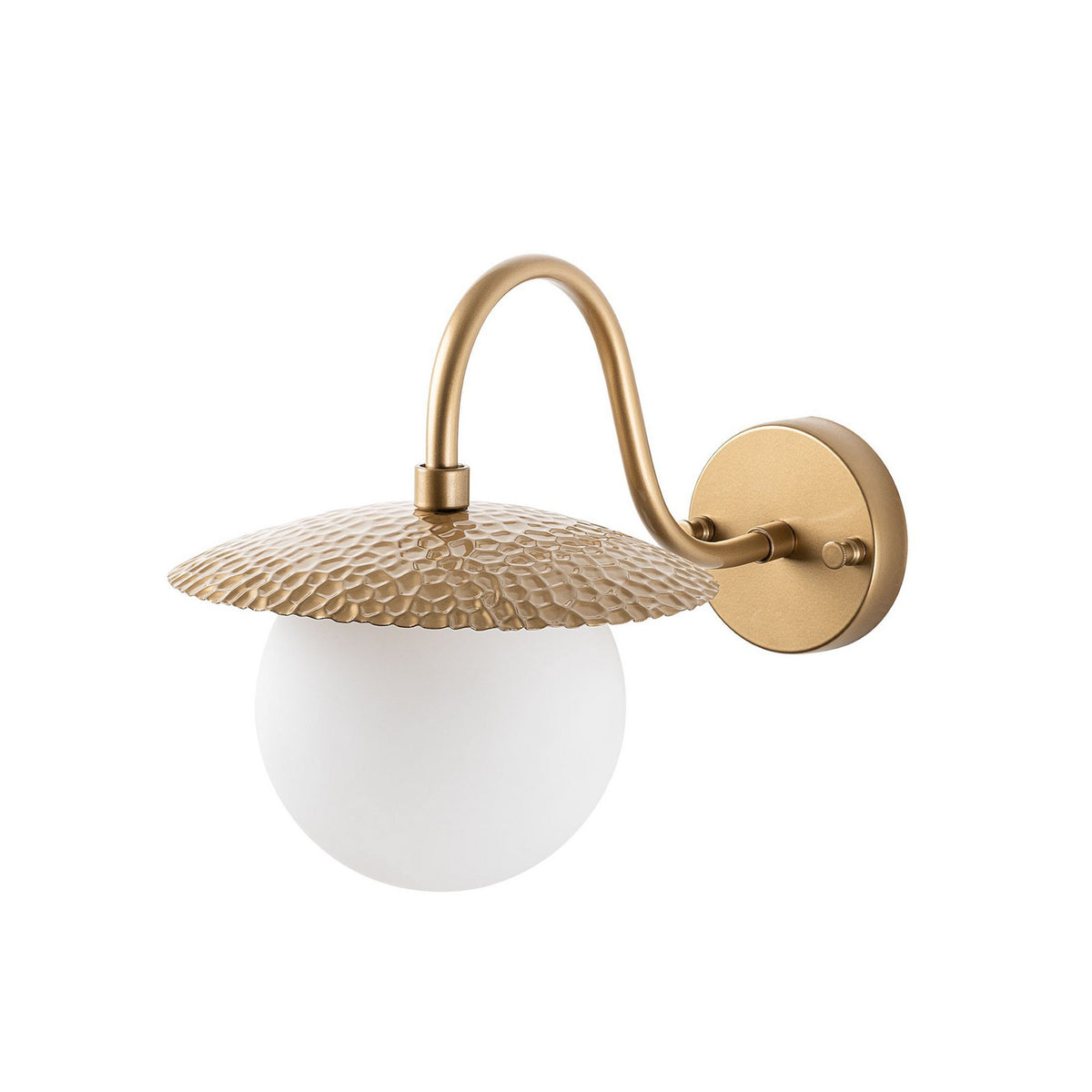 Produit isolé sur fond blanc, applique dorée vue de trois quarts