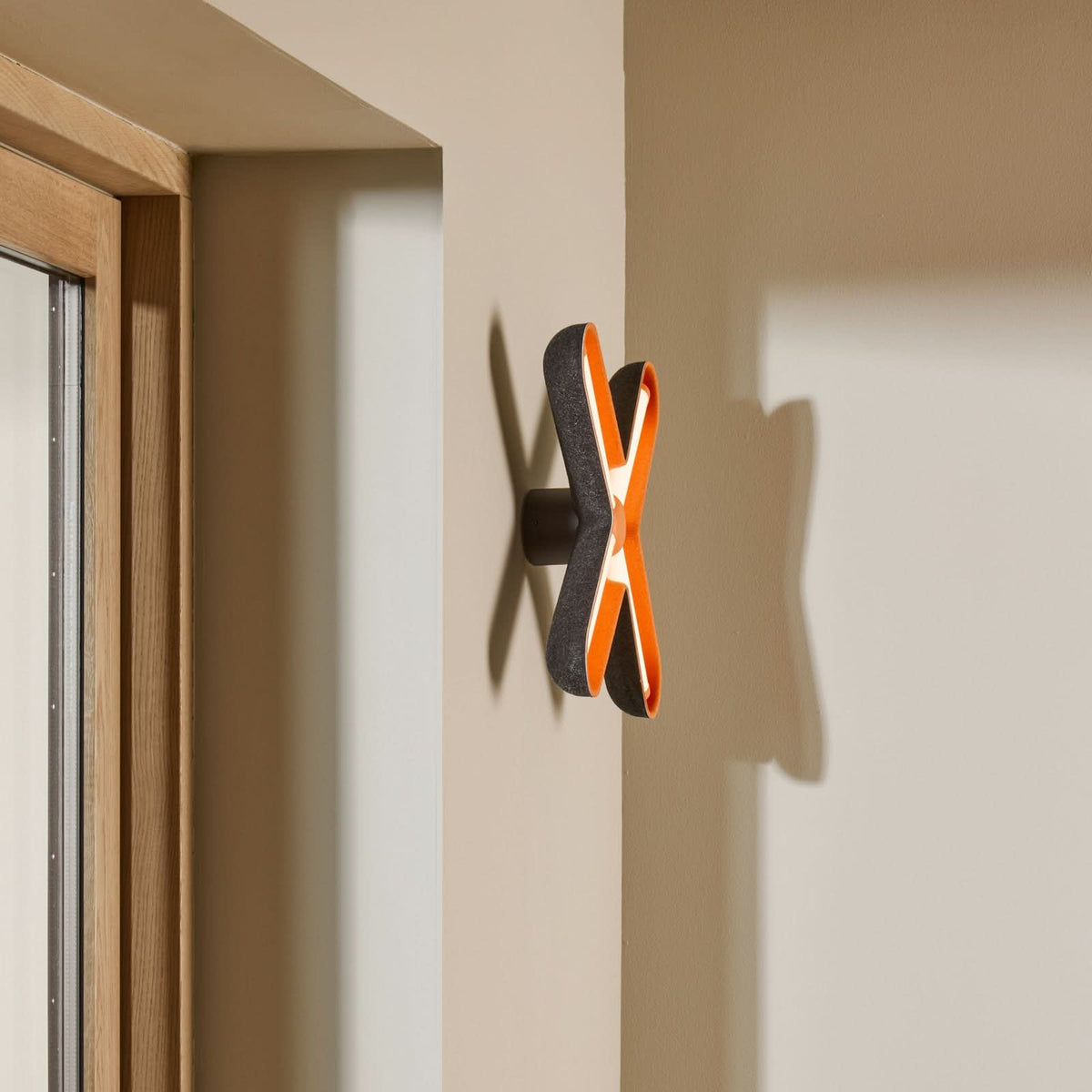 Applique murale LED Fuzz en aluminium, orange et noir, hauteur 50,1 cm