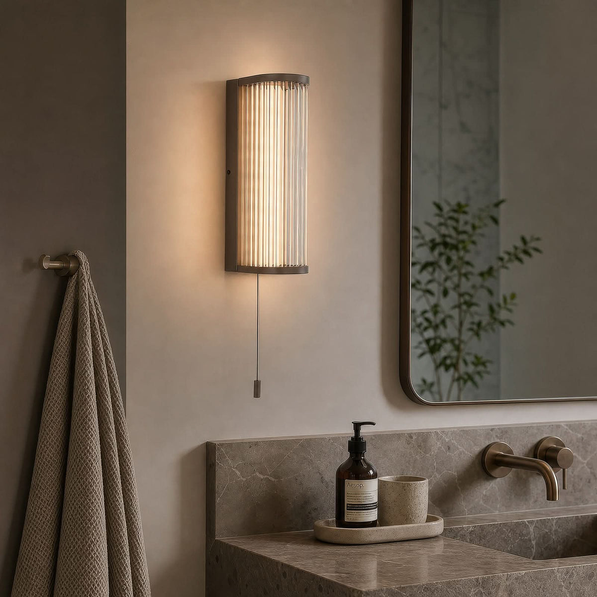 Applique murale LED Rue en verre, bronze, hauteur 35 cm, IP44