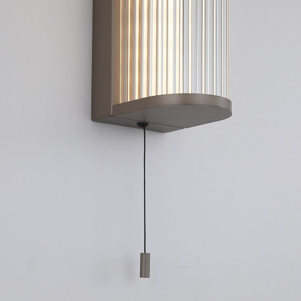 Applique murale LED Rue en verre, bronze, hauteur 35 cm, IP44