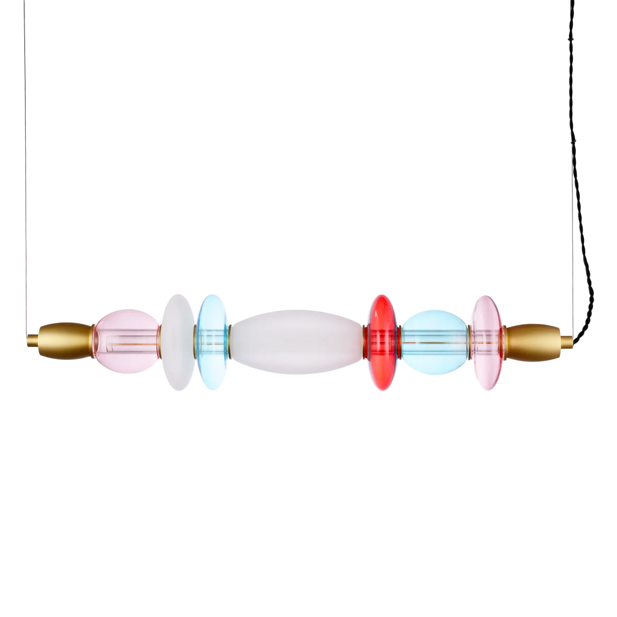 Vue de face sur fond blanc de la suspension linéaire multicolore en verre et laiton